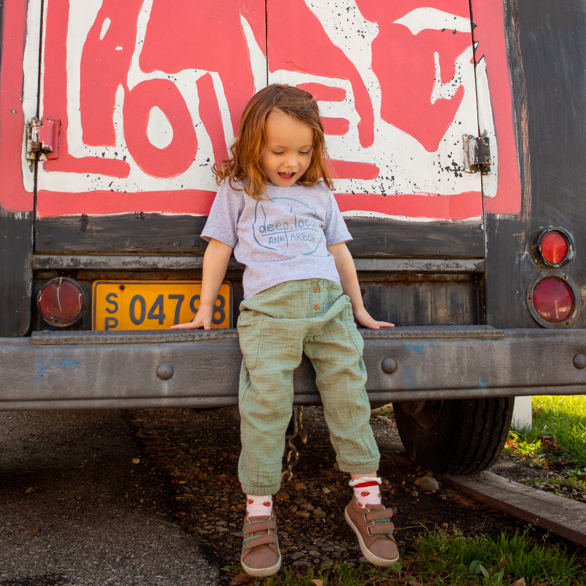 kid on roosroast van